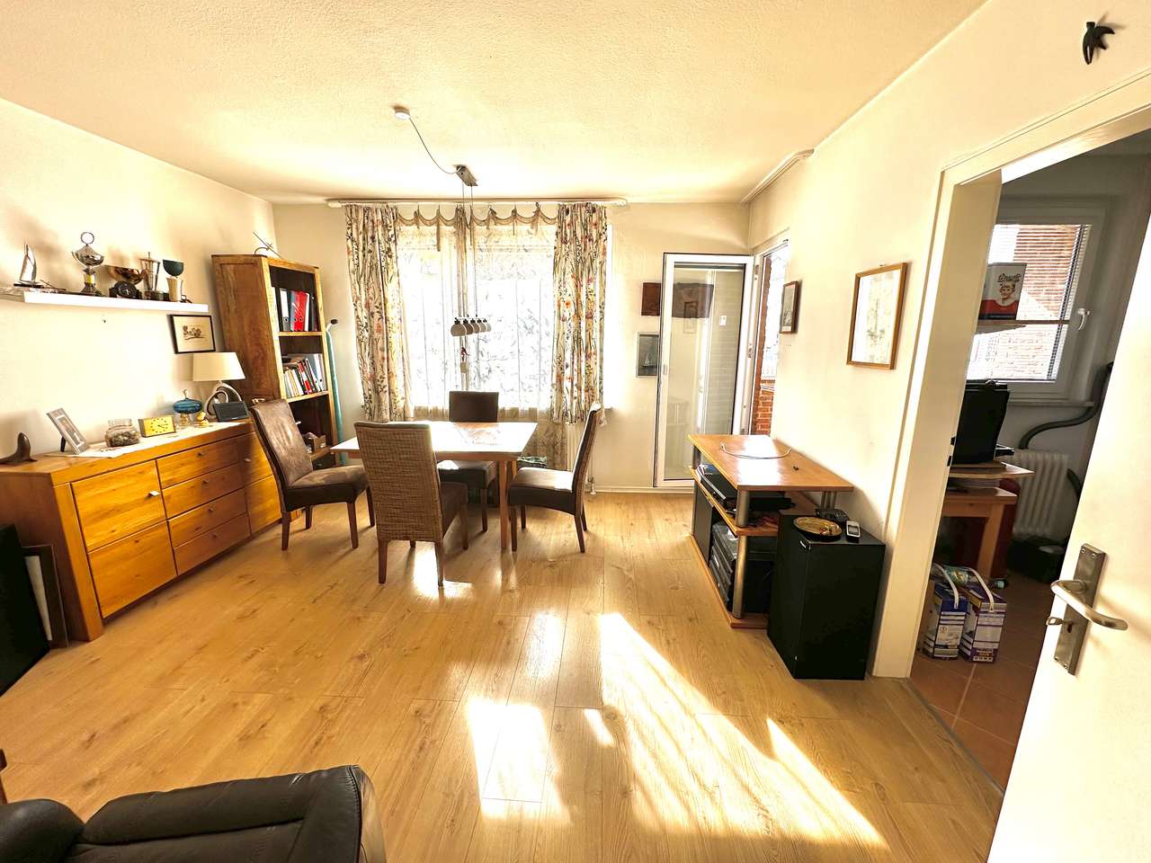 Charmante und gut geschnittene 2-Zimmer-Wohnung mit Balkon und Garage – modernisiert & bezugsfertig!