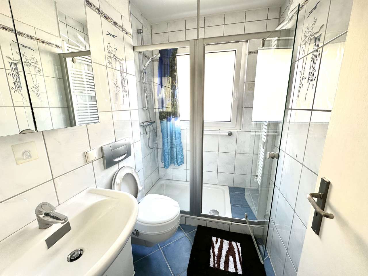 Charmante und gut geschnittene 2-Zimmer-Wohnung mit Balkon und Garage – modernisiert & bezugsfertig!