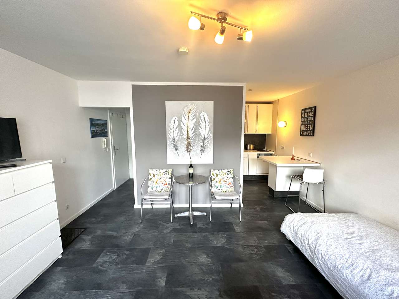 MÖBILIERTE WOHNUNG STELLPLATZ, AUFZUG 1,5 ZIMMER, Küche,  IN DER NÄHE RHEINTURM - 360 Grad-Rundgang