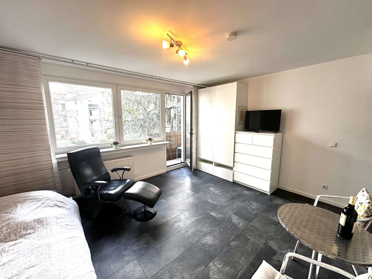 MÖBILIERTE WOHNUNG STELLPLATZ, AUFZUG 1,5 ZIMMER, Küche,  IN DER NÄHE RHEINTURM - 360 Grad-Rundgang