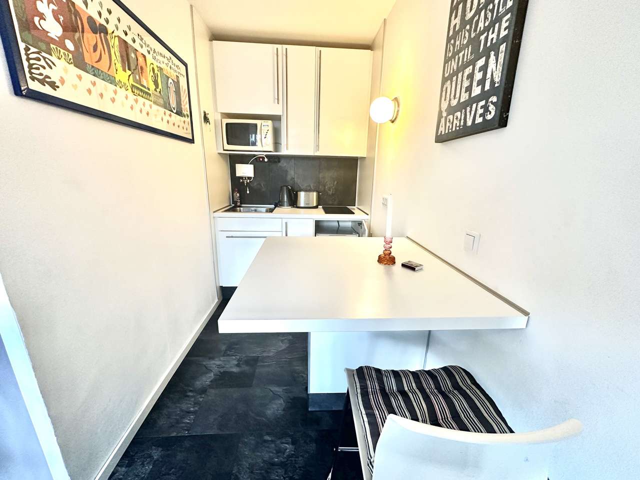 MÖBILIERTE WOHNUNG STELLPLATZ, AUFZUG 1,5 ZIMMER, Küche,  IN DER NÄHE RHEINTURM - 360 Grad-Rundgang