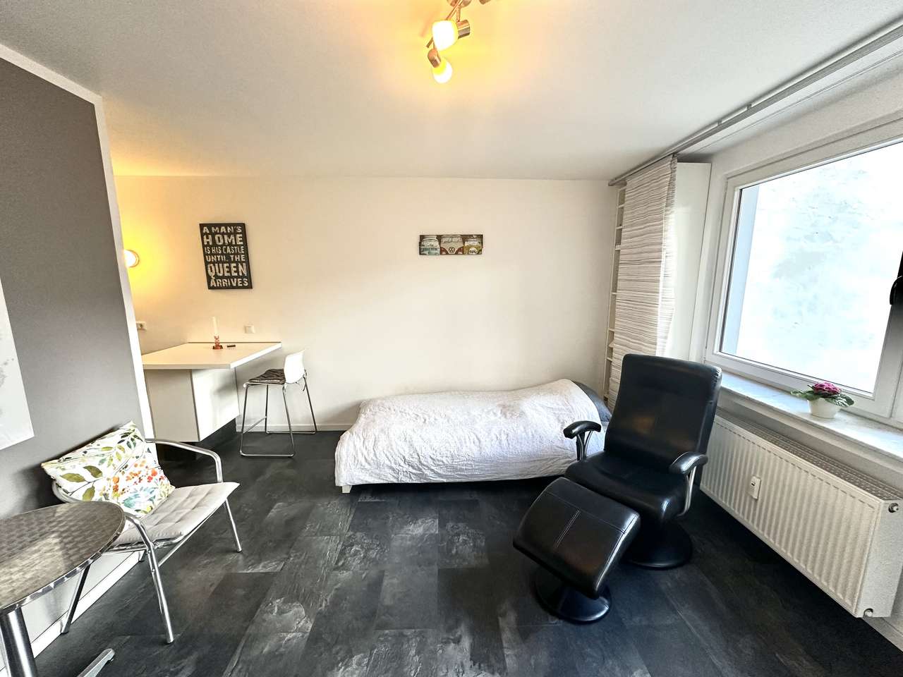 MÖBILIERTE WOHNUNG STELLPLATZ, AUFZUG 1,5 ZIMMER, Küche,  IN DER NÄHE RHEINTURM - 360 Grad-Rundgang