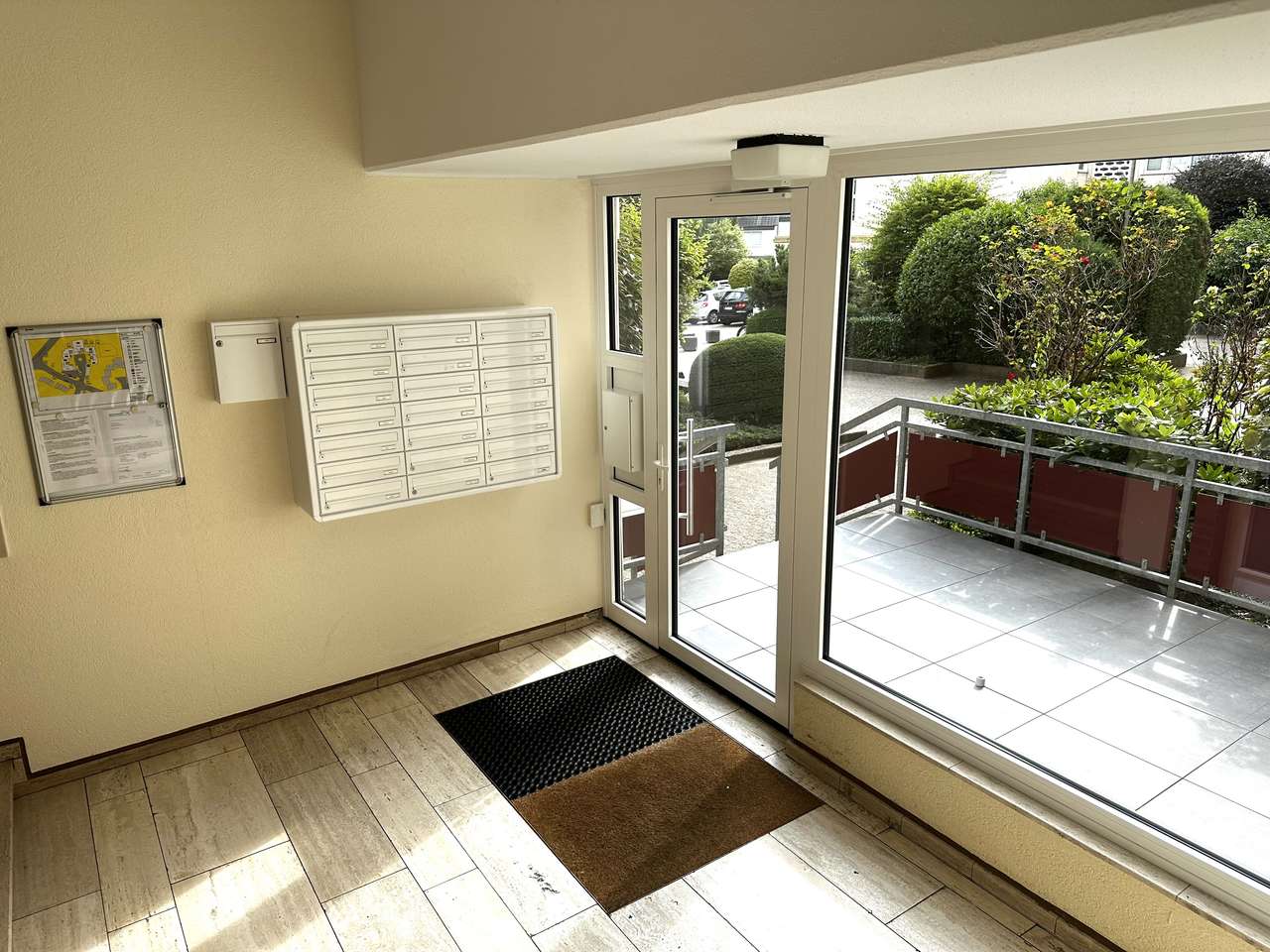 Lichtdurchflutete 3,5 Balkonwohnung + TG +ggf. offene Küche in guter Lage mit tollem Blick ins Grüne