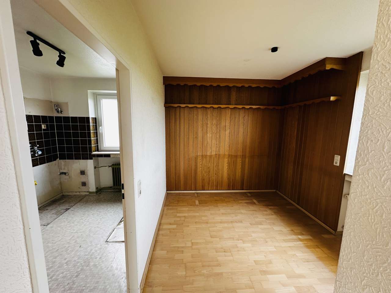 Lichtdurchflutete 3,5 Balkonwohnung + TG +ggf. offene Küche in guter Lage mit tollem Blick ins Grüne