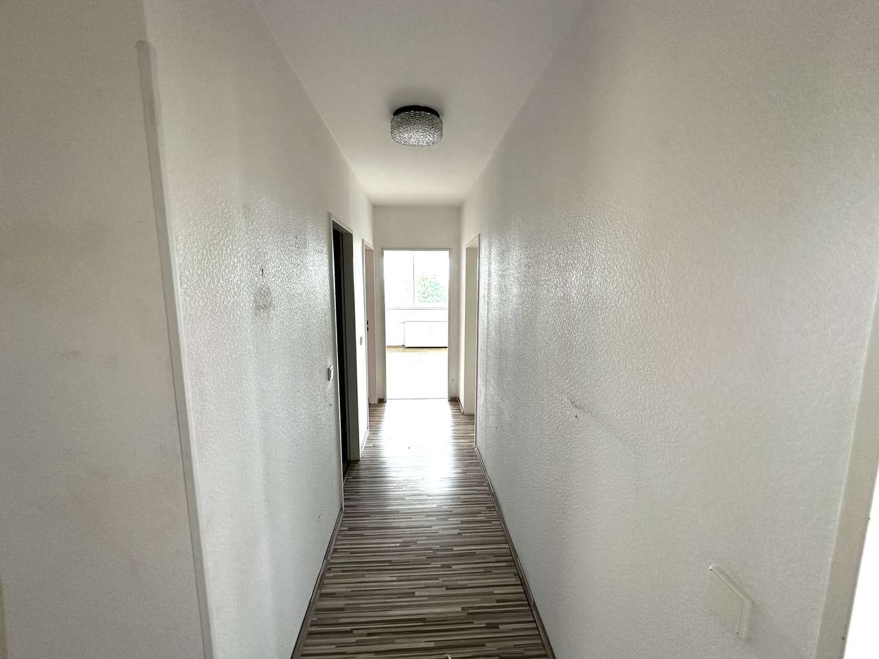 Lichtdurchflutete 3,5 Balkonwohnung + TG +ggf. offene Küche in guter Lage mit tollem Blick ins Grüne