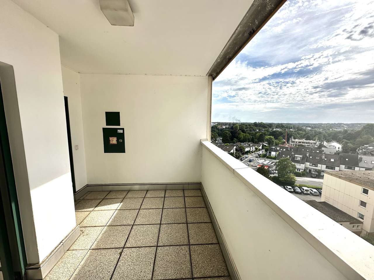 Lichtdurchflutete 3,5 Balkonwohnung + TG +ggf. offene Küche in guter Lage mit tollem Blick ins Grüne