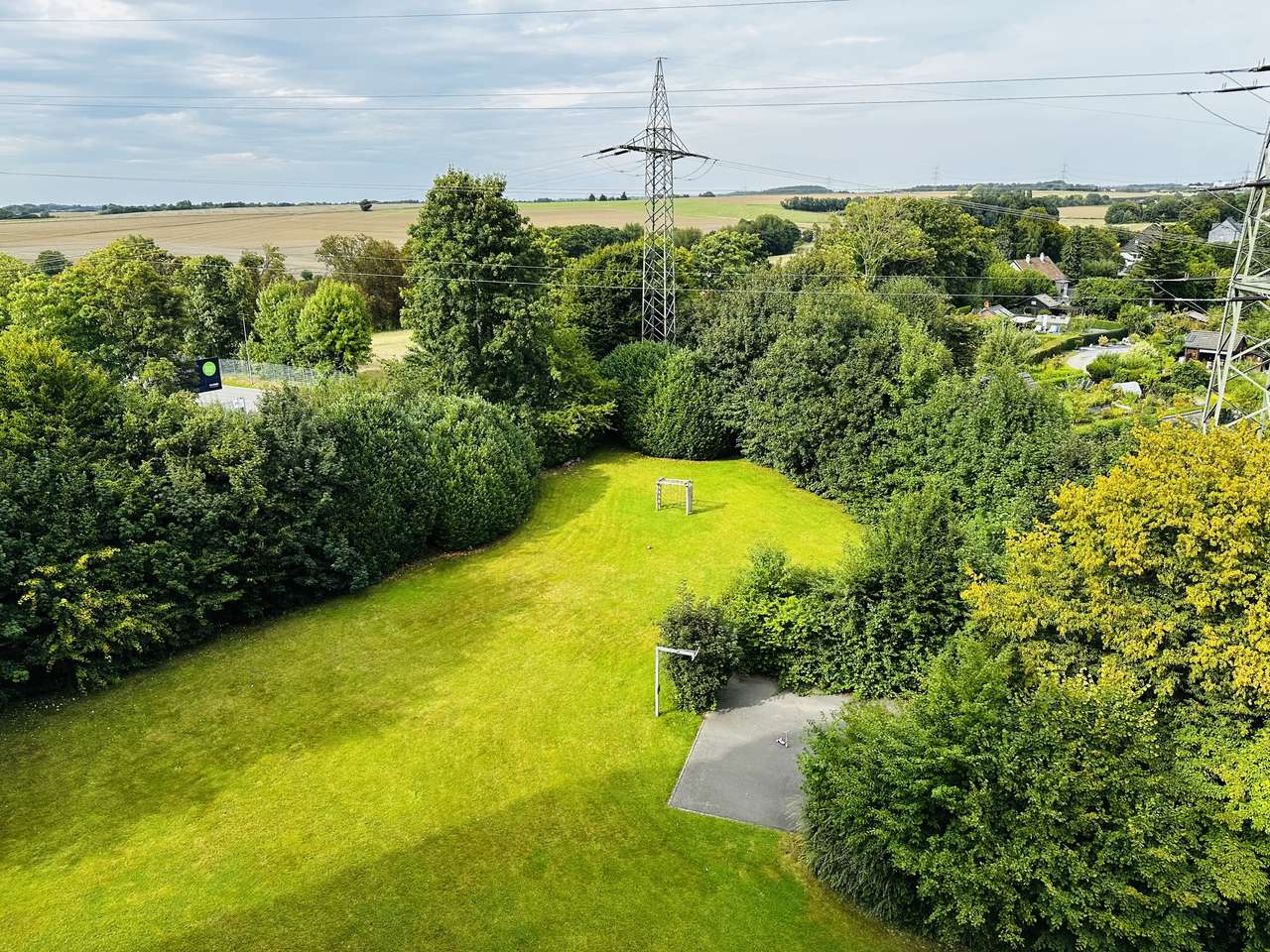 Lichtdurchflutete 3,5 Balkonwohnung + TG +ggf. offene Küche in guter Lage mit tollem Blick ins Grüne