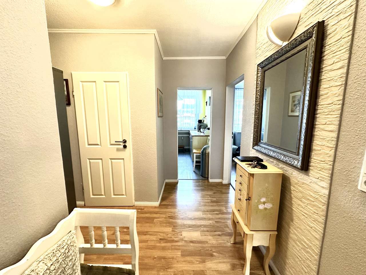 Helle 3-Zimmer-Wohnung mit Balkon, Einbauküche im 2. OG in Eller