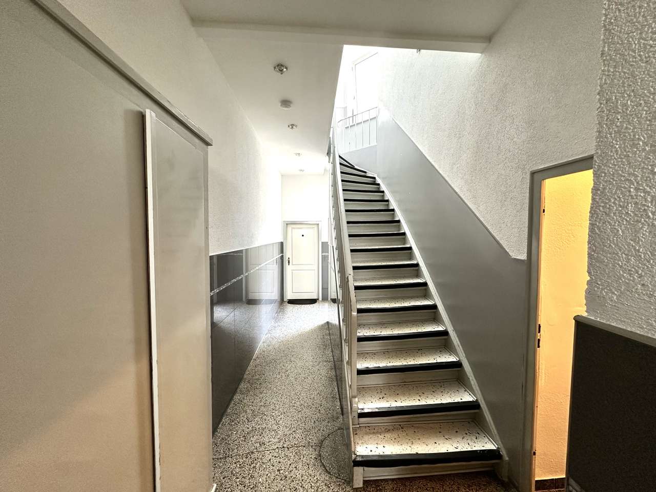 72.888€ Jährliche Rendite Top-Saniertes Mehrfamilienhaus mit 8 Wohneinheiten in Lierenfeld