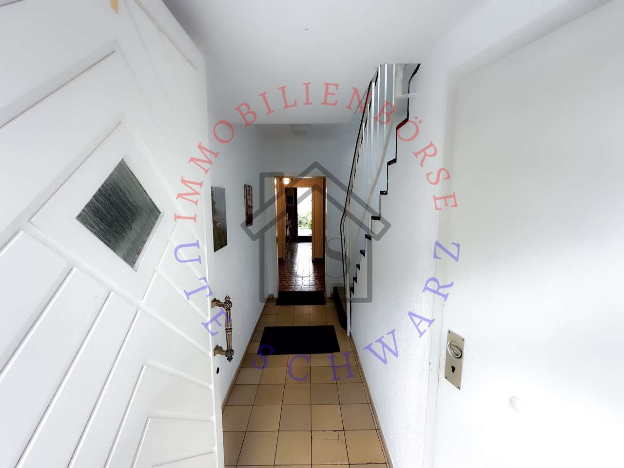 FREISTEHENDES LICHTDURCHFLUTETES MEHRFAMILIENHAUS, 2 GARAGEN, 3 Stellpl.,710 QM