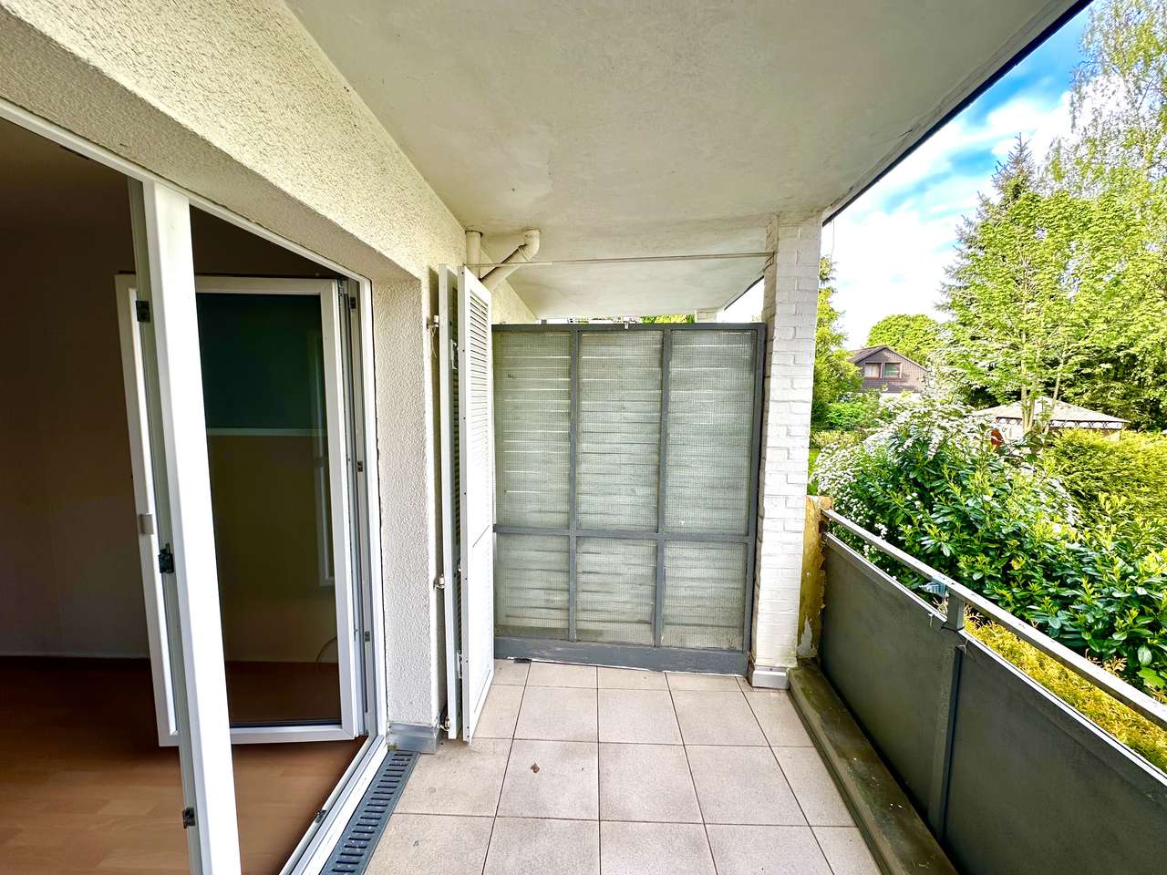 4 Zimmer EG Wohnung mit Balkon, Garten Stellplatz und optional Garage