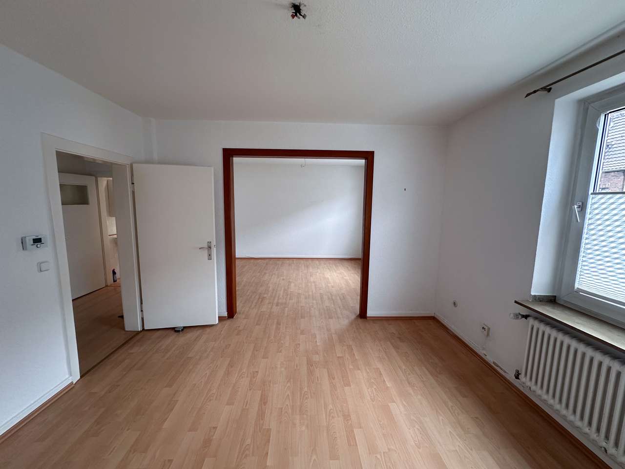 Attraktives Mehrfamilienhaus mit drei Wohneinheiten, großem Garten und zwei Garagen in Düsseldorf