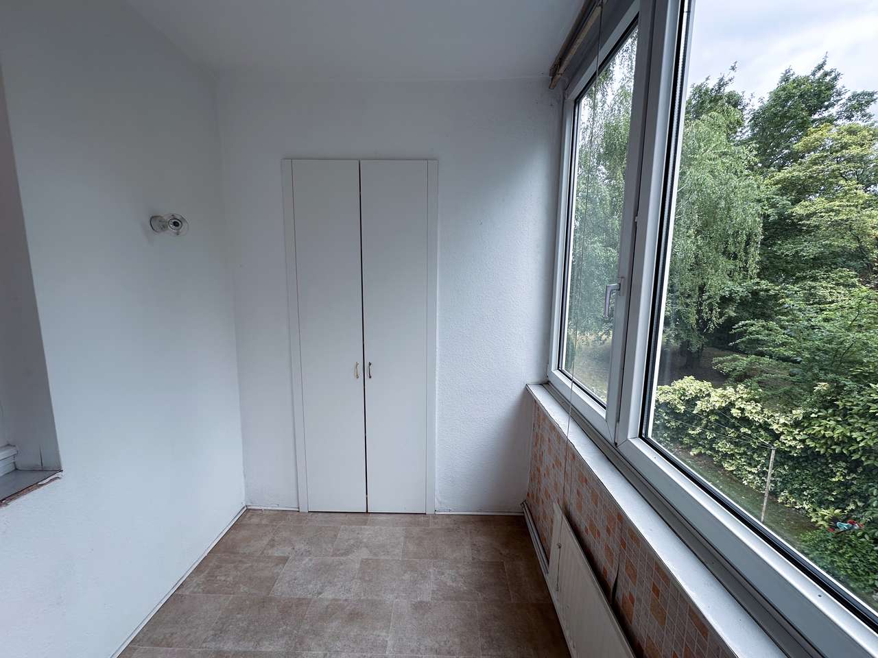 Attraktives Mehrfamilienhaus mit drei Wohneinheiten, großem Garten und zwei Garagen in Düsseldorf
