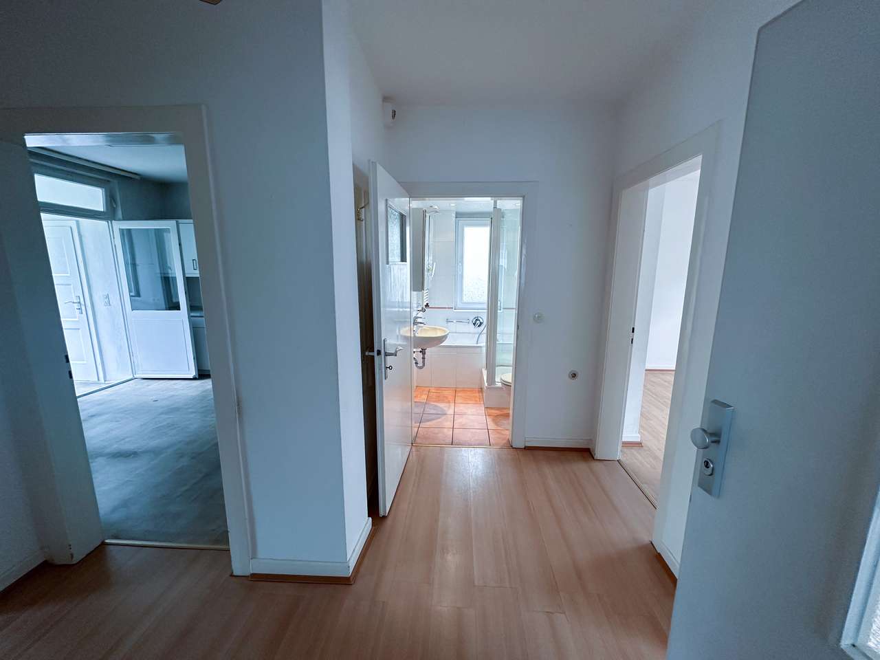 Attraktives Mehrfamilienhaus mit drei Wohneinheiten, großem Garten und zwei Garagen in Düsseldorf
