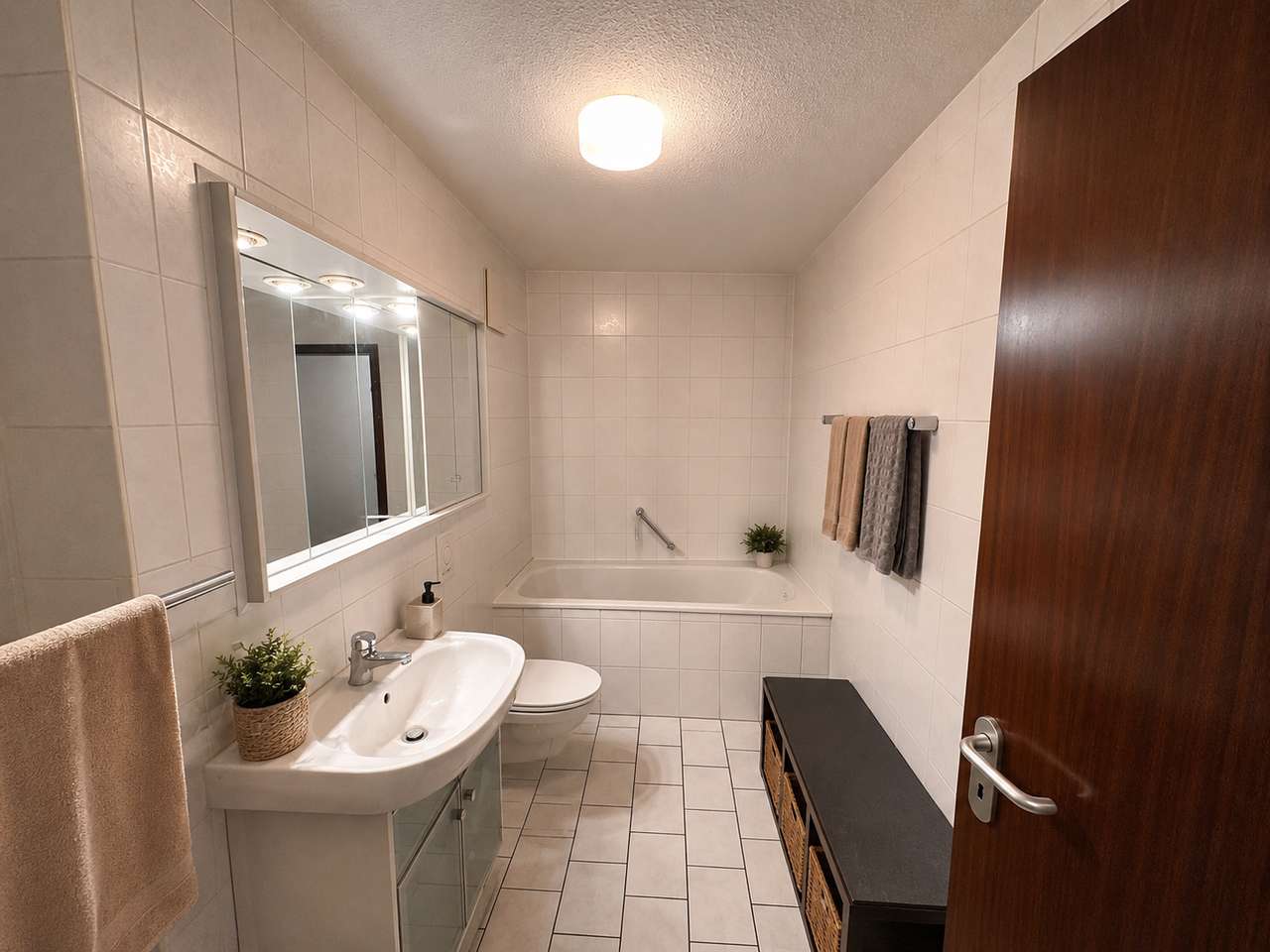 Vermietete 3-Zimmer-Wohnung mit Balkon, 1. OG, BJ 1995 in Eller optional zusätzlich Stellplatz