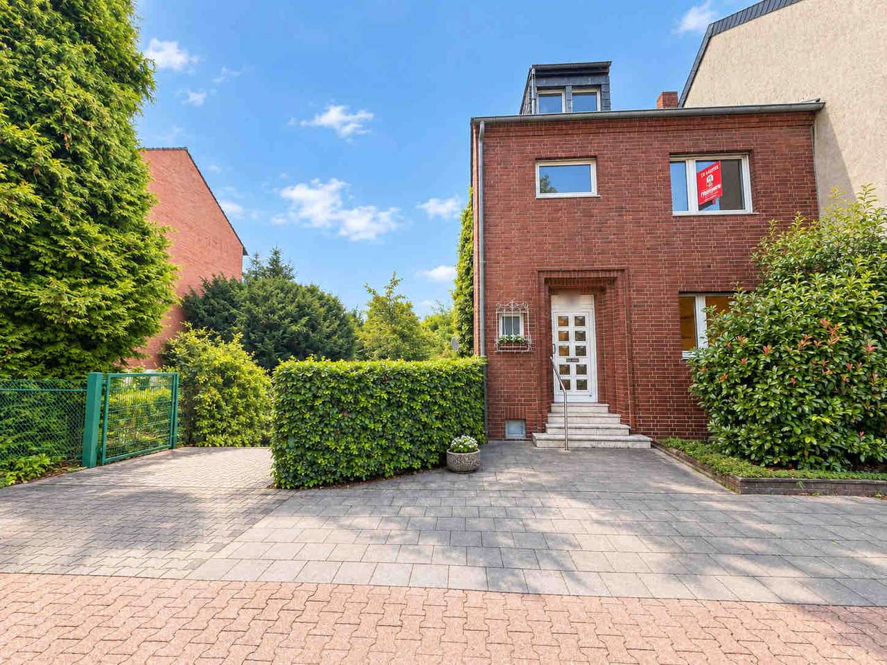 Einfamilienhaus, renovierungsbedürftig mit Baugrundstück, Garagen–vielseitiges Entwicklungspotenzial