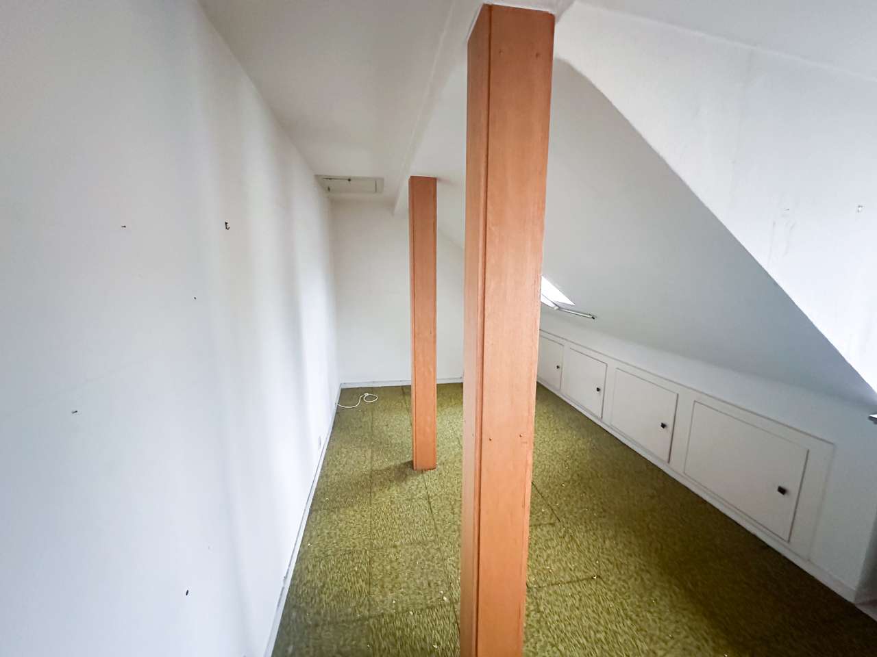 Einfamilienhaus, renovierungsbedürftig mit Baugrundstück, Garagen–vielseitiges Entwicklungspotenzial