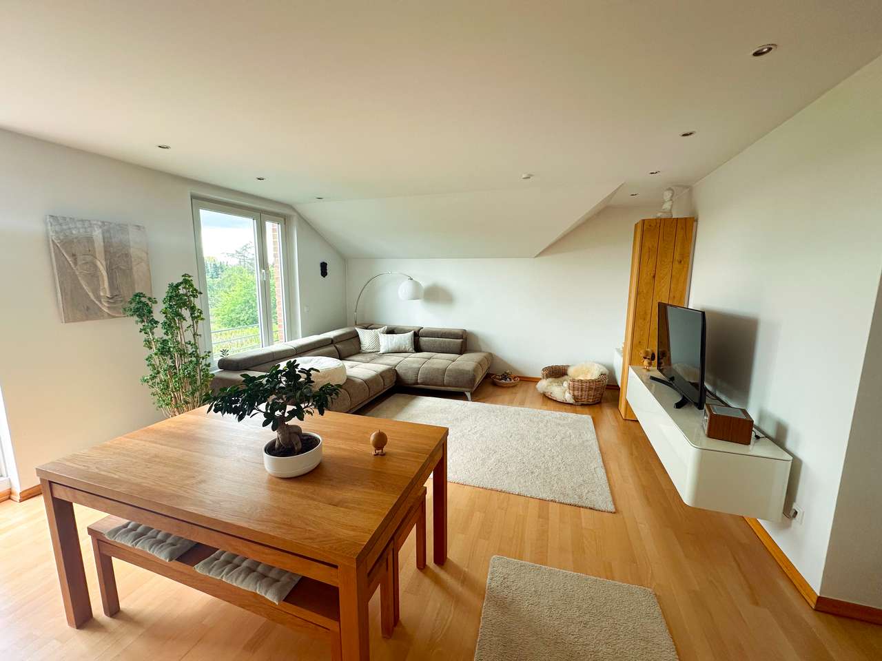Charmante 2-Zimmer-Wohnung mit Südwest-Balkon, schönem Ausblick & TG-Stellplatz in Meerbusch