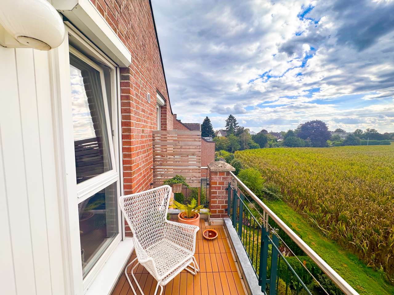 Charmante 2-Zimmer-Wohnung mit Südwest-Balkon, schönem Ausblick & TG-Stellplatz in Meerbusch