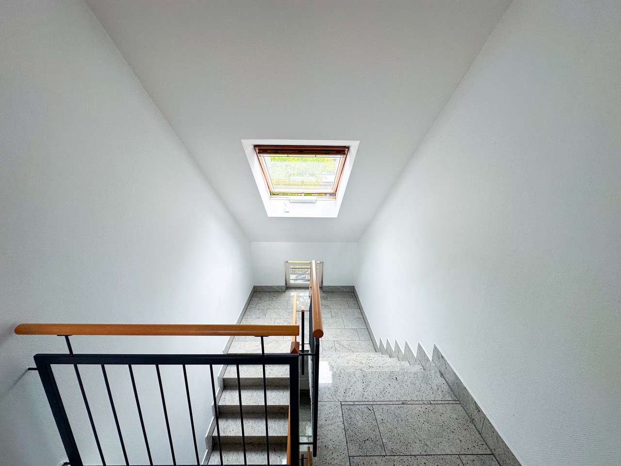 Charmante 2-Zimmer-Wohnung mit Südwest-Balkon, schönem Ausblick & TG-Stellplatz in Meerbusch
