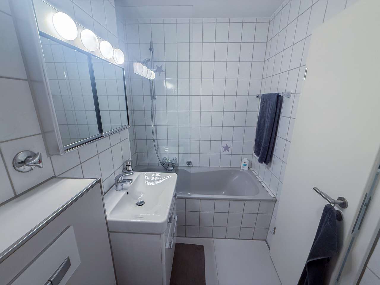 Modernisierte 2-Zimmer-Wohnung mit Südwest-Balkon, Aufzug & Einbauküche – bezugsfrei in Meerbusch