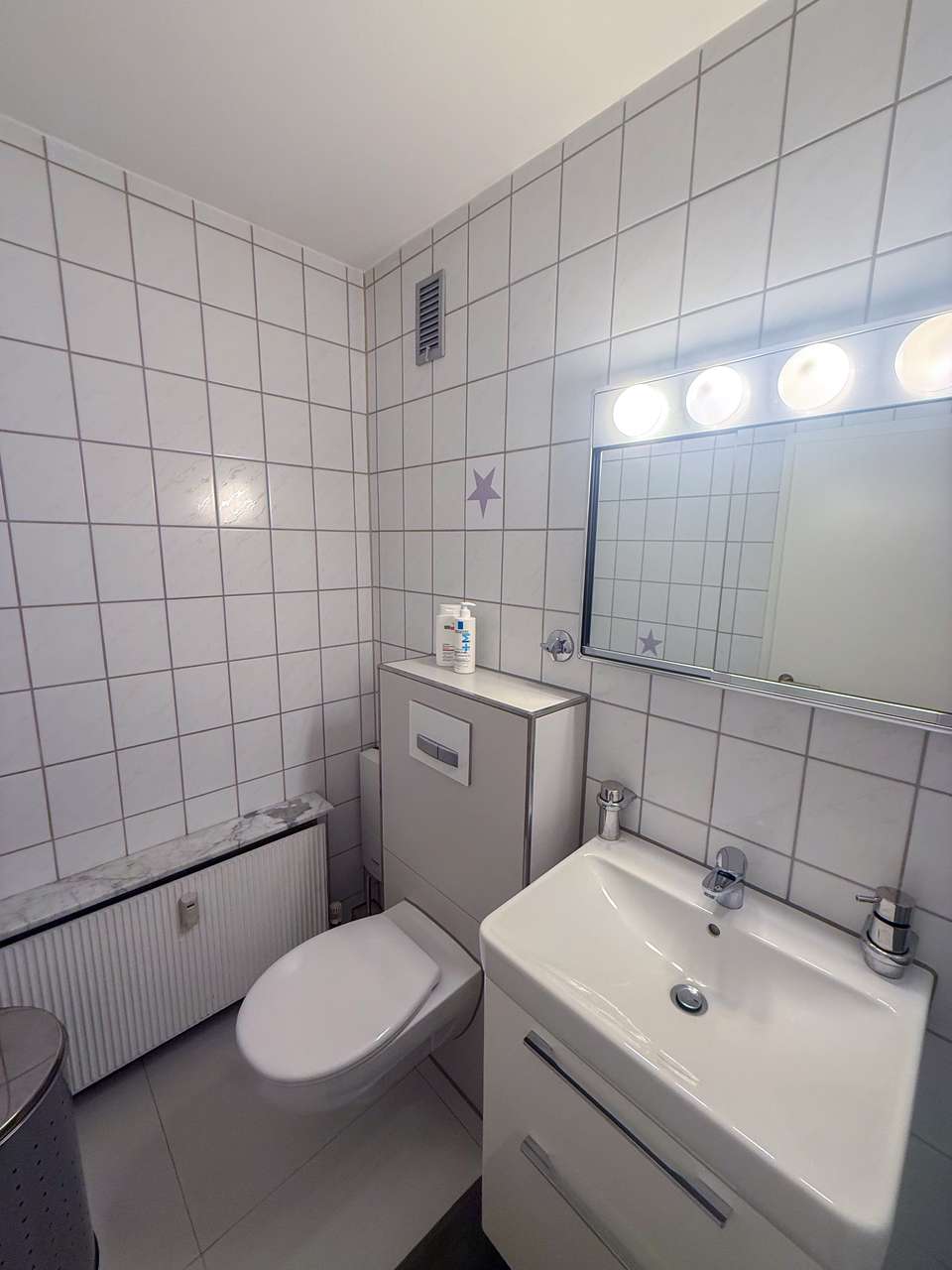 Modernisierte 2-Zimmer-Wohnung mit Südwest-Balkon, Aufzug & Einbauküche – bezugsfrei in Meerbusch