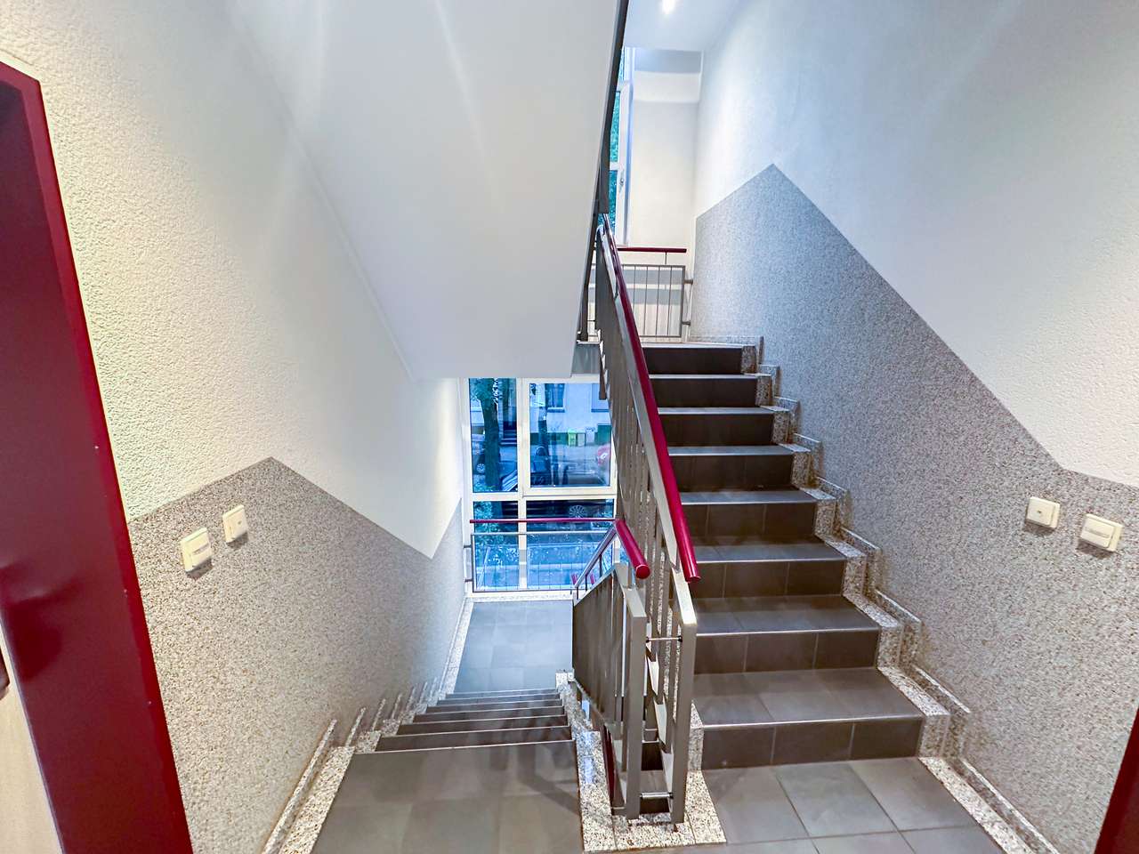Vermietete 1-Zimmer-Wohnung mit Balkon und Duplex-TG-platz in Düsseldorf – nahe dem Rhein