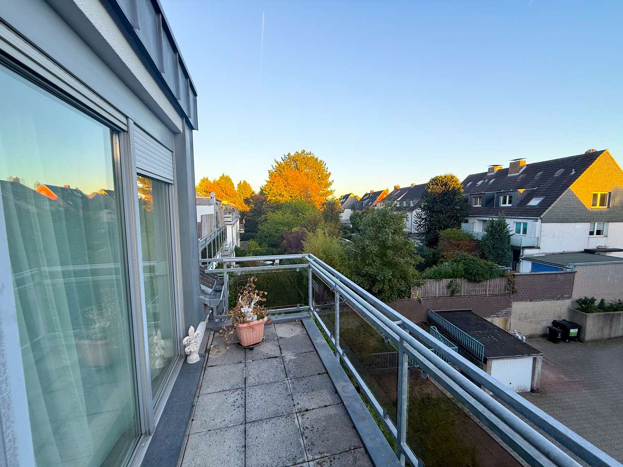 Langfristig vermietete 2-Zimmer-Wohnung mit Balkon und Tiefgaragenstellplatz in Düsseldorf-Urdenbach