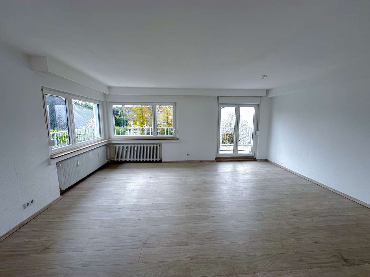 SELBSTBEZUG ODER MEHRFAMILIENHAUS , 2 GARAGEN, 4 Stellpl.,710 QM