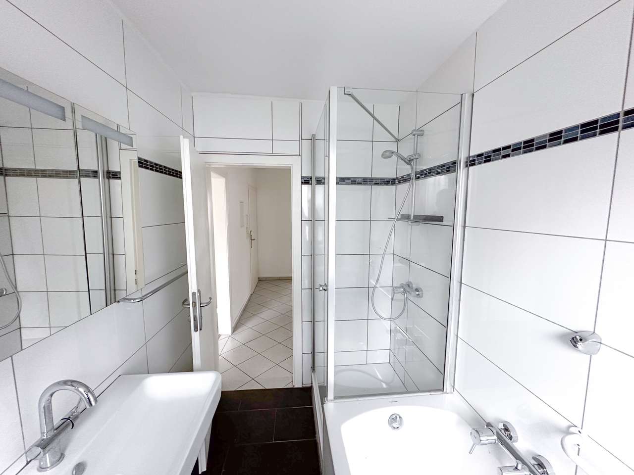 SELBSTBEZUG ODER MEHRFAMILIENHAUS , 2 GARAGEN, 4 Stellpl.,710 QM