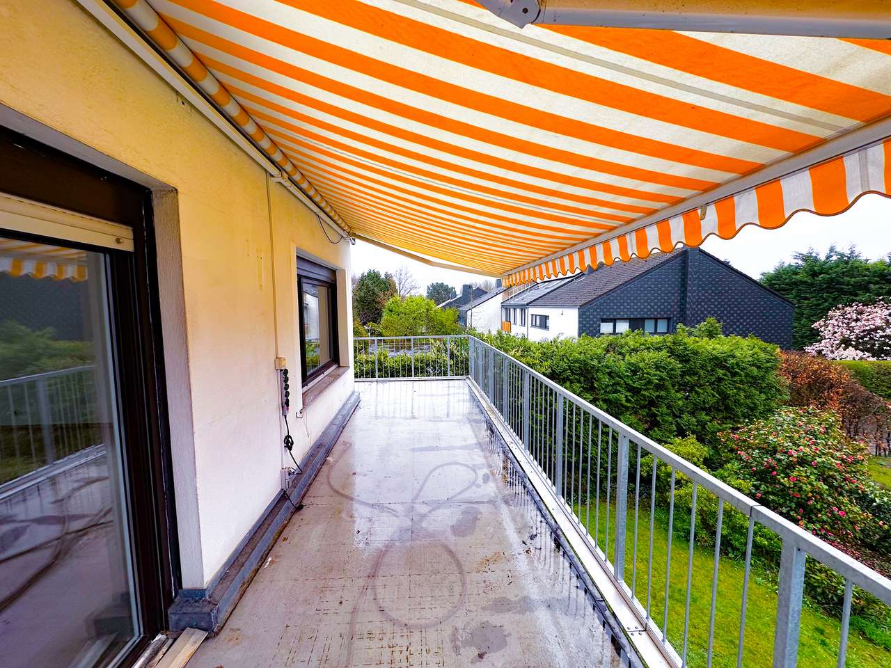 SELBSTBEZUG ODER MEHRFAMILIENHAUS , 2 GARAGEN, 4 Stellpl.,710 QM
