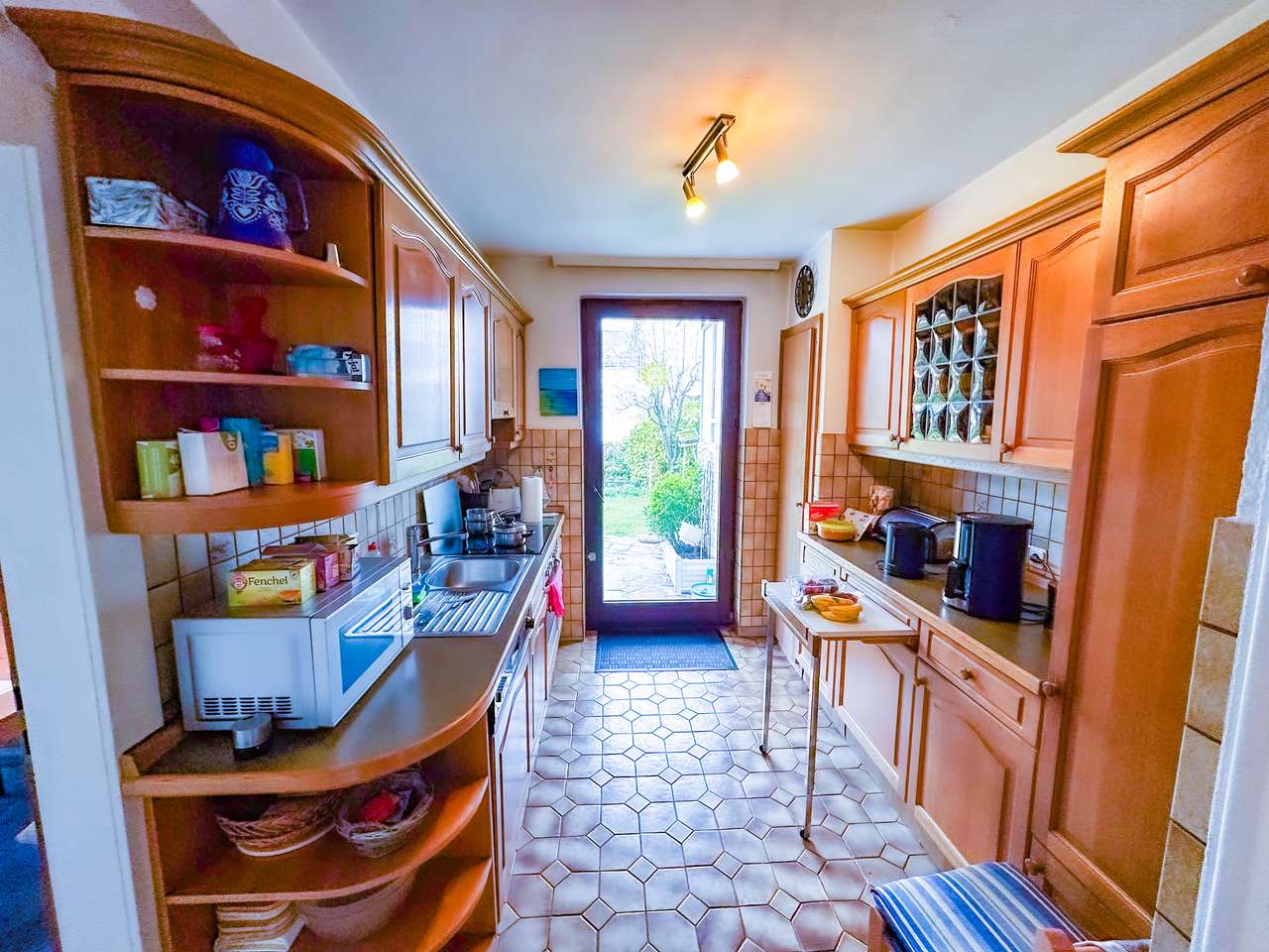 SELBSTBEZUG ODER MEHRFAMILIENHAUS , 2 GARAGEN, 4 Stellpl.,710 QM