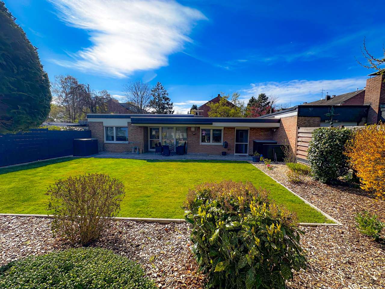 Top Sanierter Reihenmittelbungalow mit Garage, 5 Stellplätzen, Klimaanlage & wohnlichem Keller