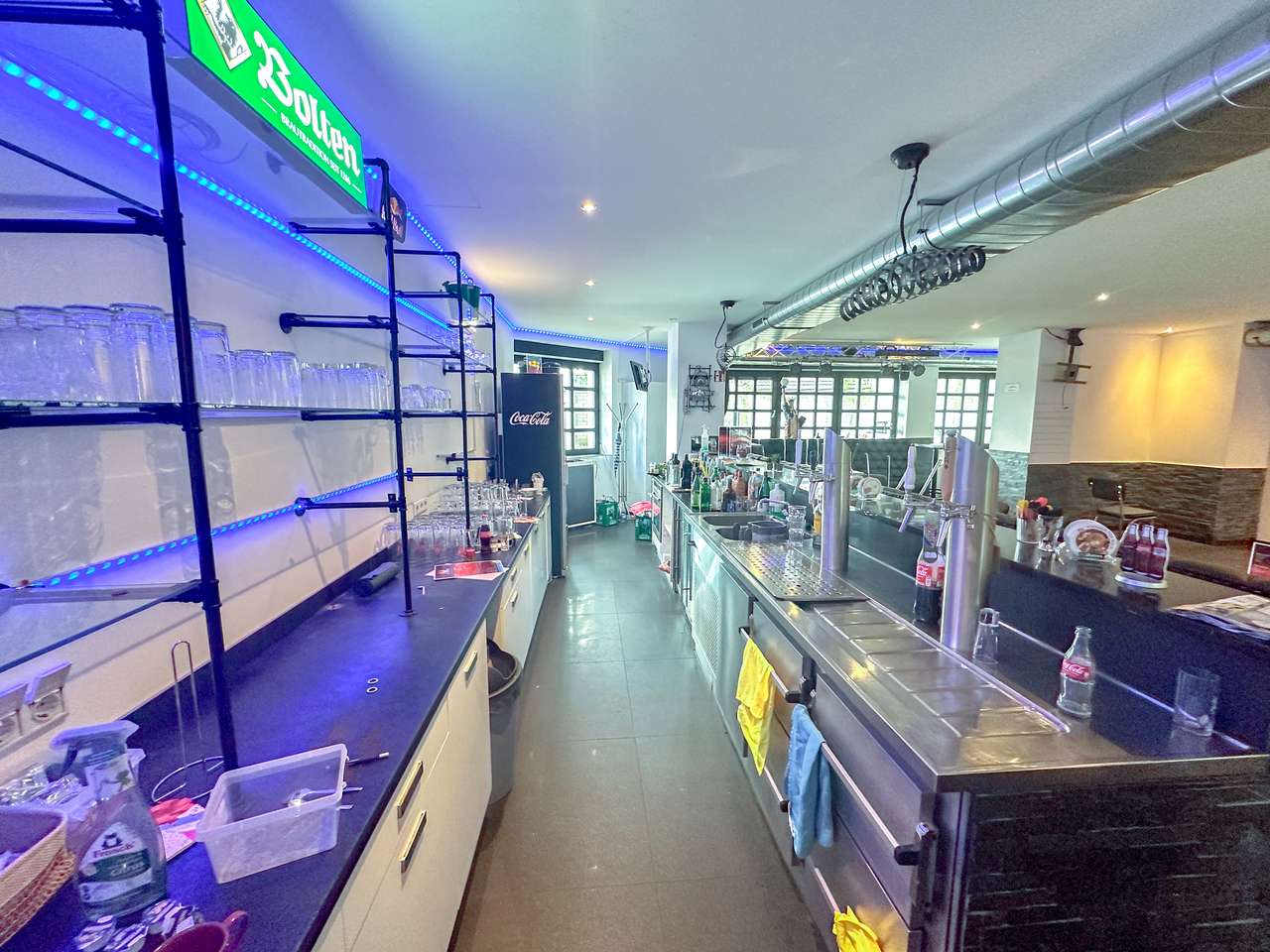 Verkaufsgeschäft, Café, Bar, Büro oder vielseitiges andere Nutzfläche, 3 TG-Stelllplätze, Monheim