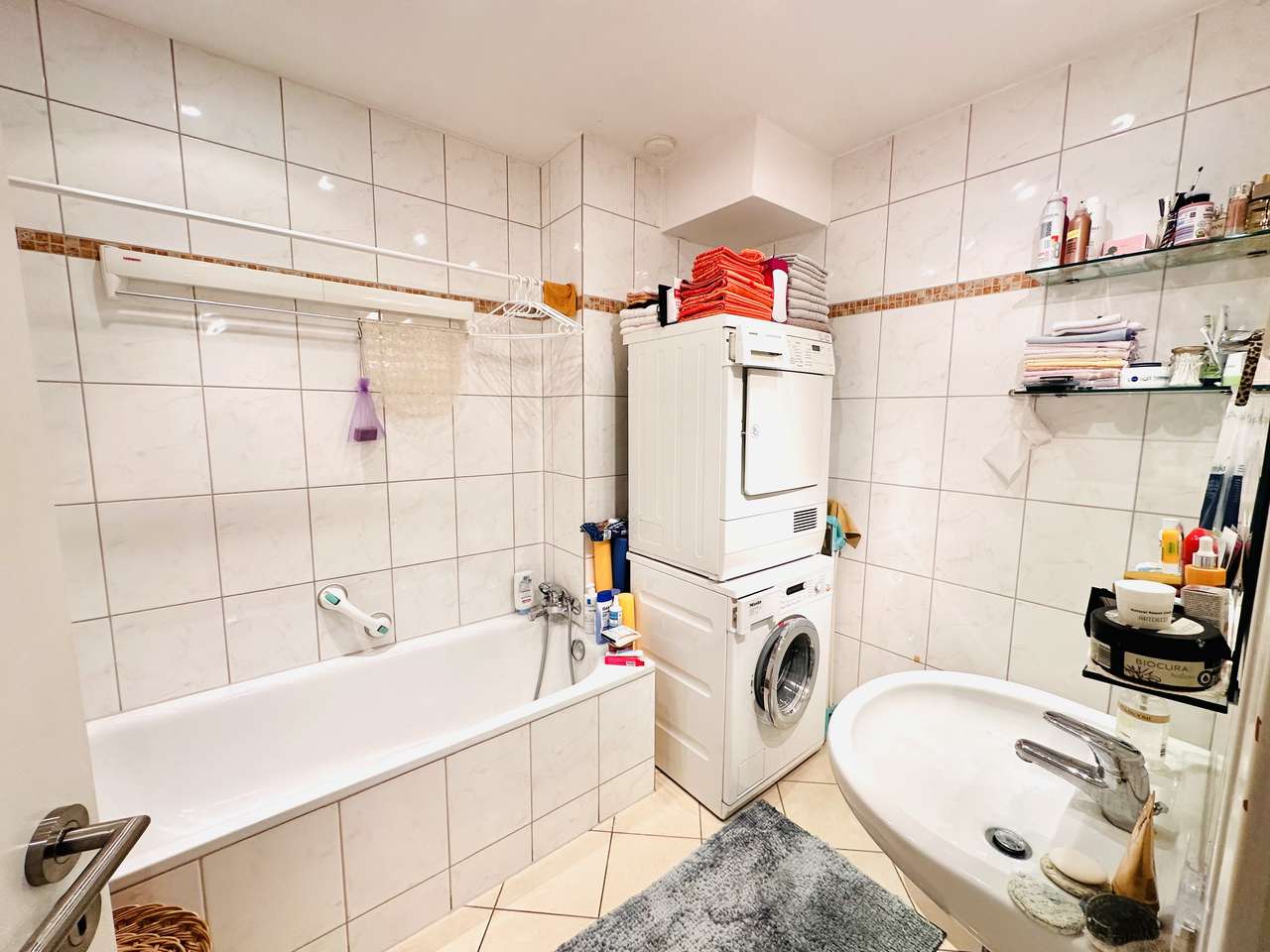 Badezimmer mit Badewanne Badezimmer mit Badewanne