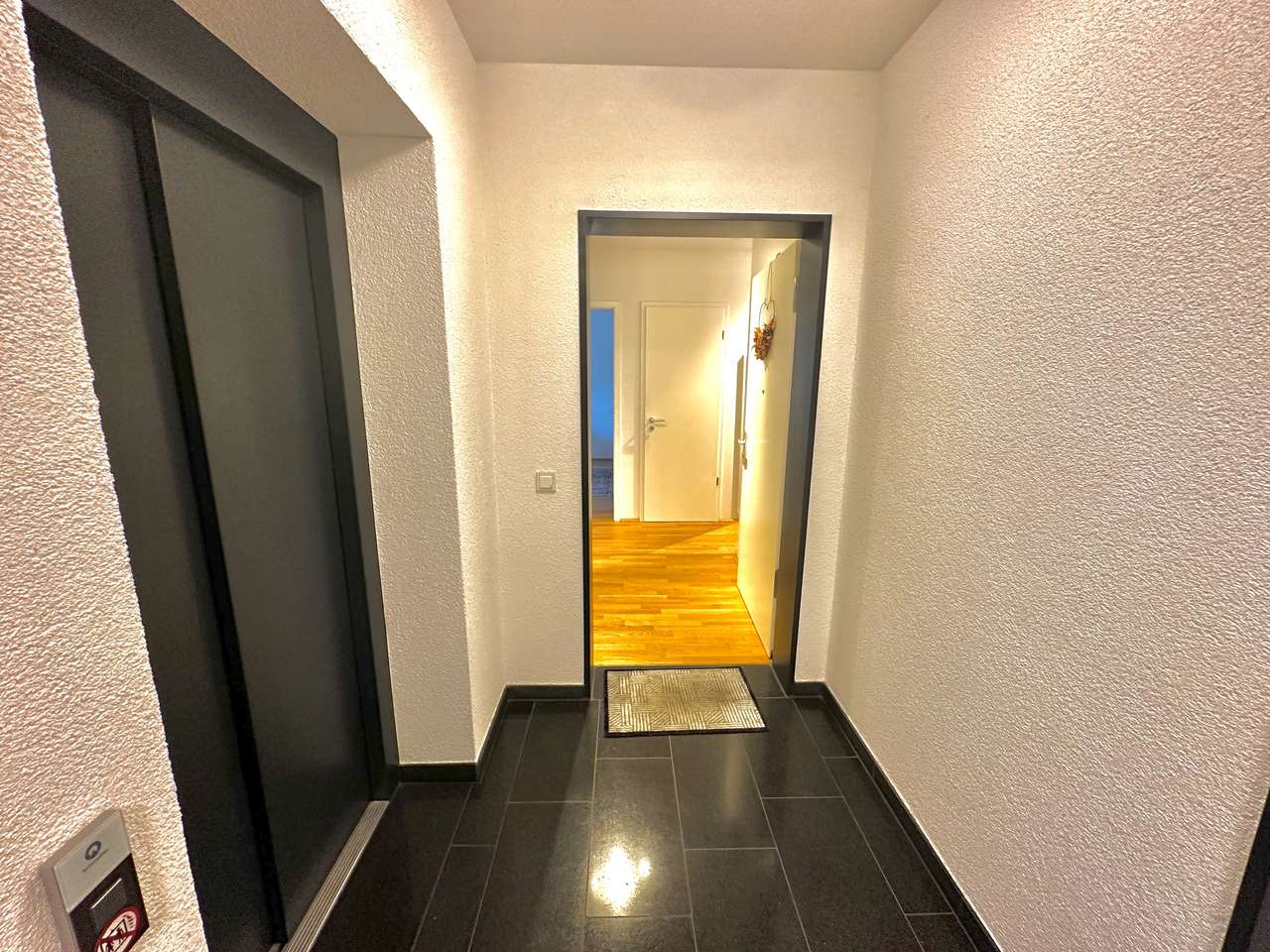 Wohnungseingang + Aufzug Wohnungseingang + Aufzug
