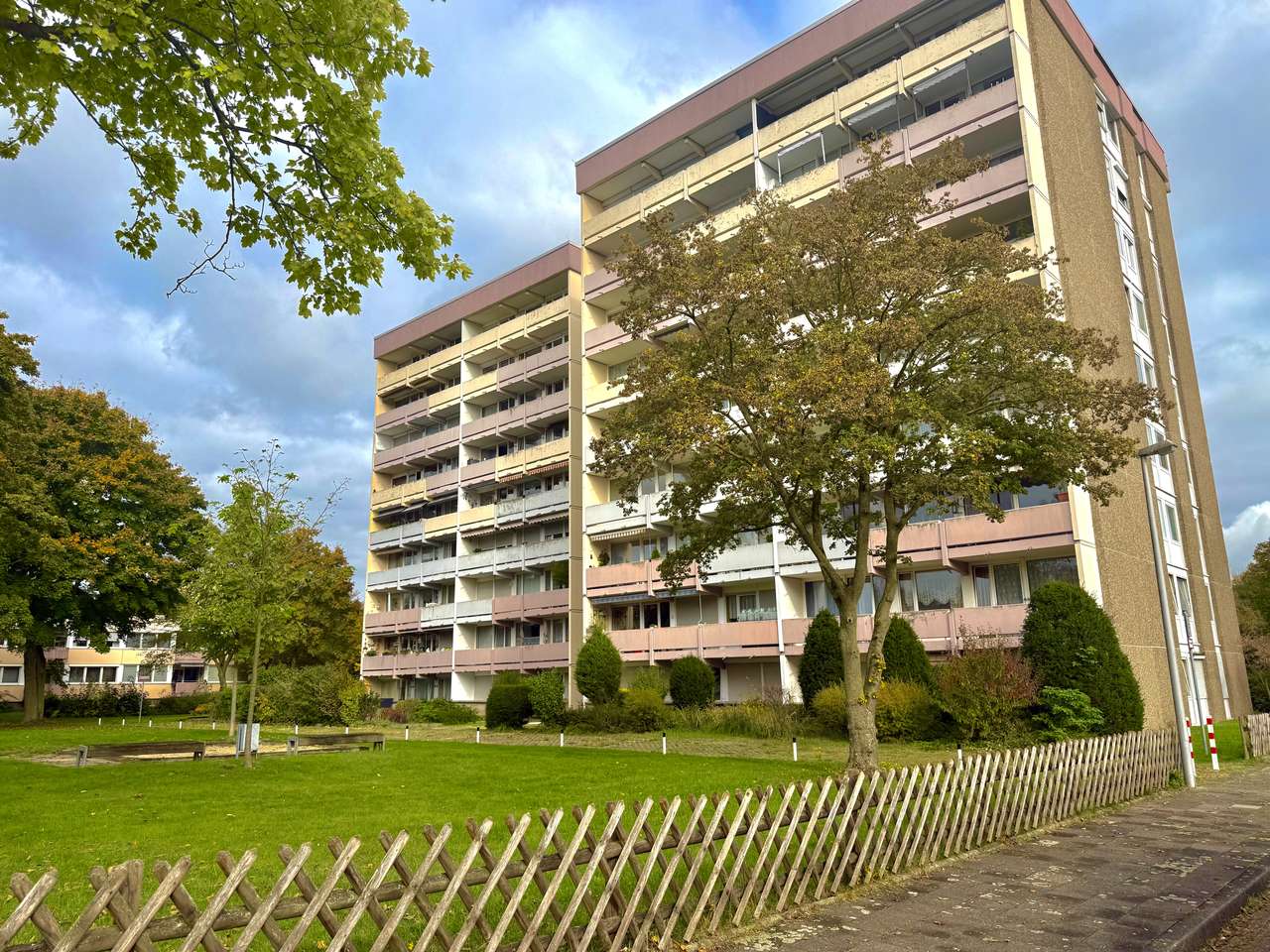 Dormagen: Gepflegte 3-Zimmer-Wohnung mit Balkon, offener Küche, vermietet (800 Kalt) Kapitalanleger bevorzugt 