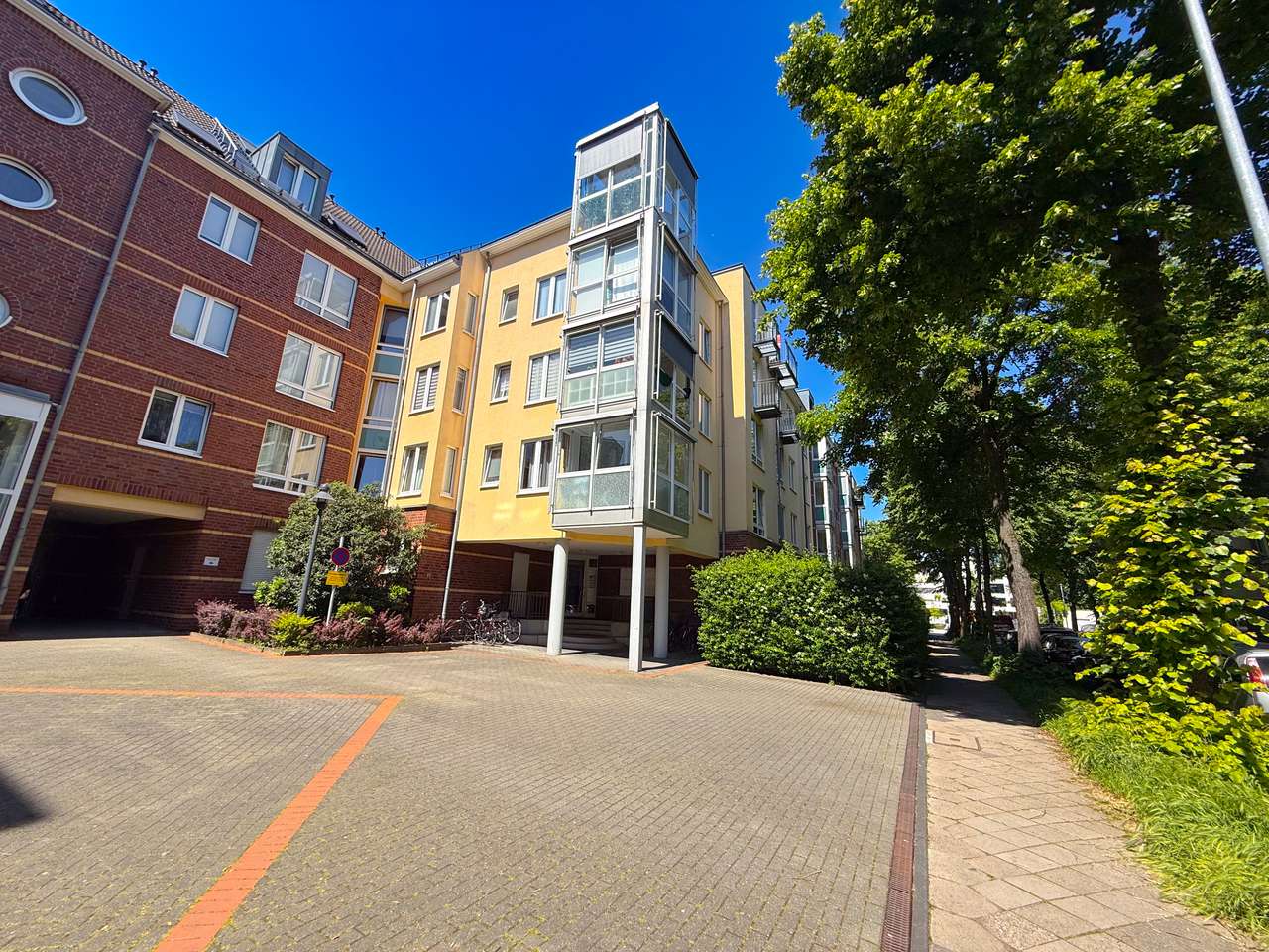 Maisonettewohnung mit 2 Zimmern, Balkon, Küche, Bad, Gäste-WC mit Tiefgaragenstellplatz & Aufzug Maisonettewohnung mit 2 Zimmern, Balkon, Küche, Bad, Gäste-WC mit Tiefgaragenstellplatz & Aufzug