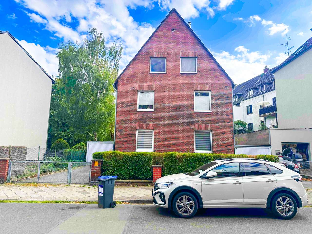 Attraktives Mehrfamilienhaus mit drei Wohneinheiten, großem Garten und zwei Garagen in Düsseldorf 
